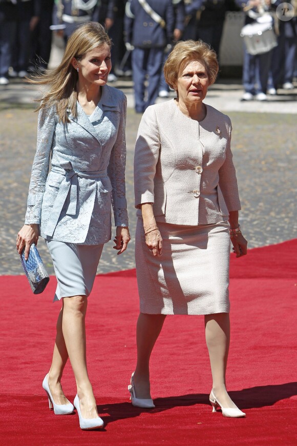 Felipe VI et la reine Letizia d'Espagne reçus par le président portugais Anibal Cavaco Silva et sa femme Maria Cavaco Silva au palais de Belem à Lisbonne, le 7 juillet 2014, lors de leur visite officielle au Portugal.
