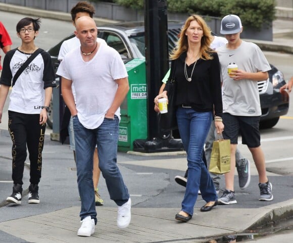 Andre Agassi, sa femme Steffi Graf et leur fils Jaden Gil profitent de la douceur de Vancouver, le 5 juillet 2014