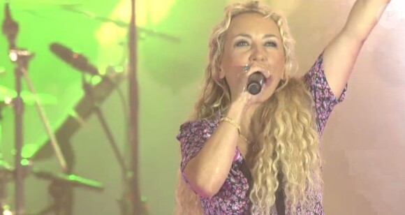 Christelle Cholet sur scène au concert Tout le monde chante contre le cancer, à Villefranche de Rouergue, le 4 juillet 2014.