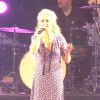 Christelle Cholet sur scène au concert Tout le monde chante contre le cancer, à Villefranche de Rouergue, le 4 juillet 2014.
