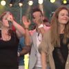 Dounia Coesens sur scène au concert Tout le monde chante contre le cancer, à Villefranche de Rouergue, le 5 juillet 2014.