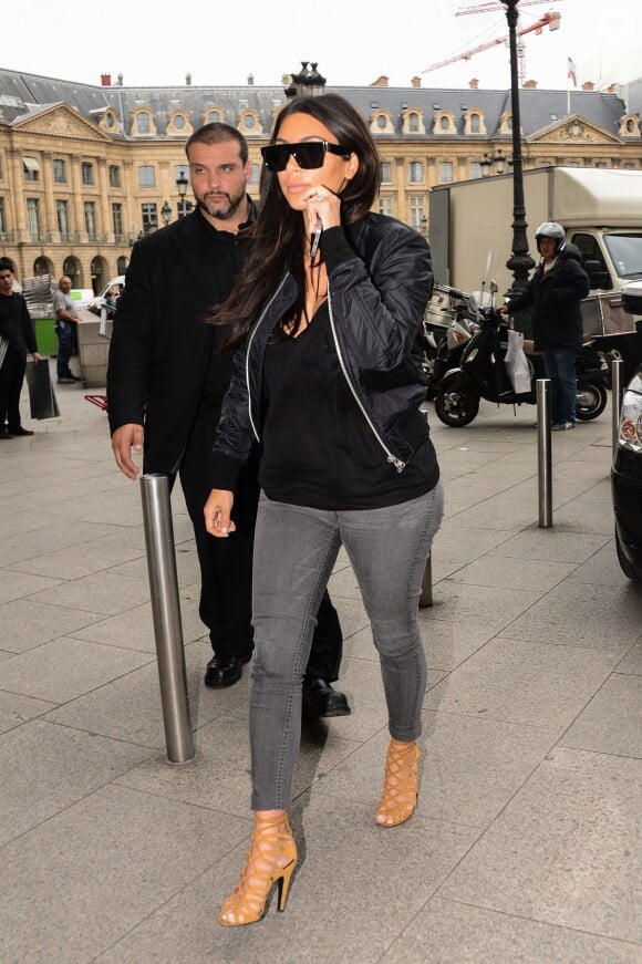 Kim Kardashian arrive au showroom Valentino, situé au 8 place Vendôme. Paris, le 9 juillet 2014.