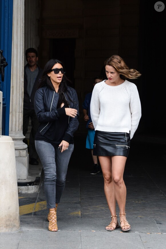Kim Kardashian quitte le showroom Valentino, situé au 8 place Vendôme. Paris, le 9 juillet 2014.