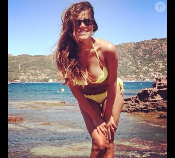 Karine Ferri sexy en maillot de bain lors de ses vacances en Corse. Juin/Juillet 2014.