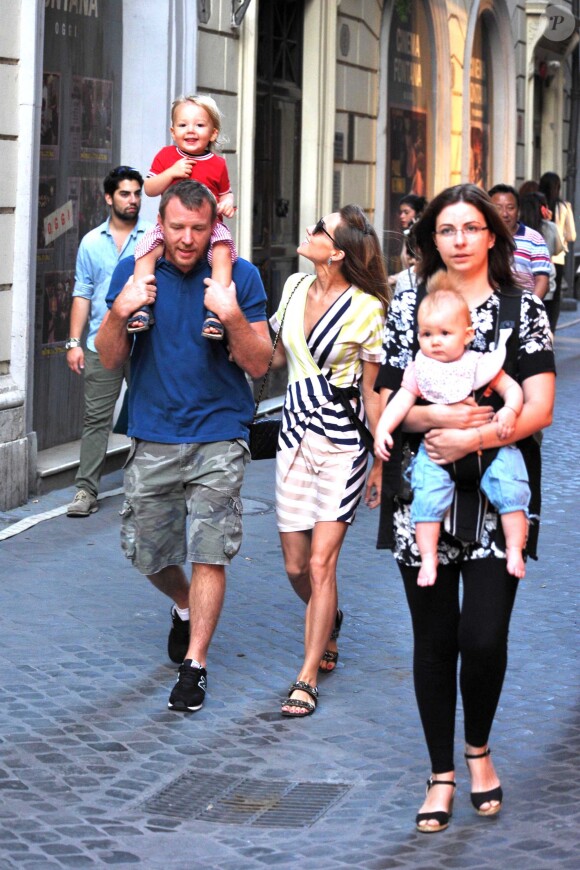 Guy Ritchie et sa belle Jaqui Ainsley et leurs enfants, à Rome, le 3 octobre 2013.