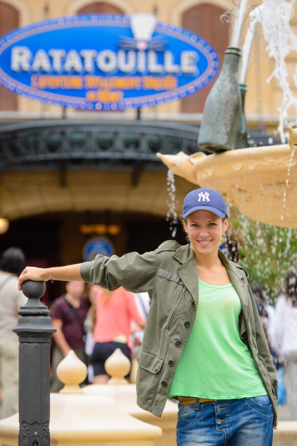 Lorie pose dans les décors de la nouvelle attraction de Disneyland Paris, Ratatouille : L'Aventure Totalement Toquée de Rémy. Elle était présente dans le parc les 4 et 5 juillet 2014.