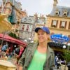 Lorie pose dans les décors de la nouvelle attraction de Disneyland Paris, Ratatouille : L'Aventure Totalement Toquée de Rémy. Elle était présente dans le parc les 4 et 5 juillet 2014.