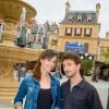 Renan Luce et Lolita Séchan posent dans les décors de la nouvelle attraction de Disneyland Paris, Ratatouille : L'Aventure Totalement Toquée de Rémy. Le 5 juillet 2014.