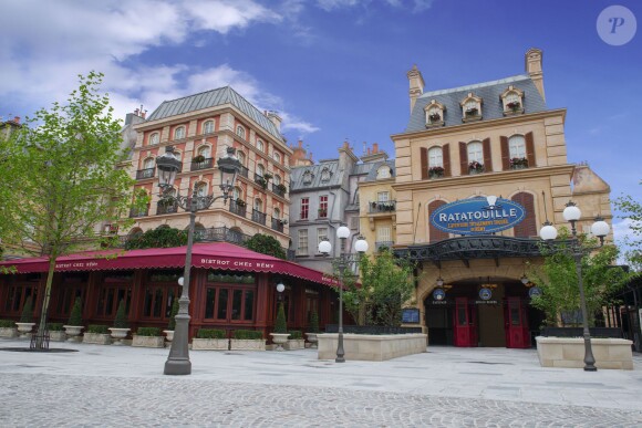 Le parc Walt Disney Studios a ouvert les portes de Ratatouille : L'Aventure Totalement Toquée de Rémy, une nouvelle attraction basée sur le film du même nom ainsi qu'un restaurant, le Bistrot Chez Rémy et une boutique, Chez Marianne (Souvenirs de Paris), le 10 juillet 2014.