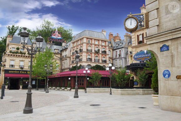 Le parc Walt Disney Studios a ouvert les portes de Ratatouille : L'Aventure Totalement Toquée de Rémy, une nouvelle attraction basée sur le film du même nom ainsi qu'un restaurant, le Bistrot Chez Rémy et une boutique, Chez Marianne (Souvenirs de Paris), le 10 juillet 2014.