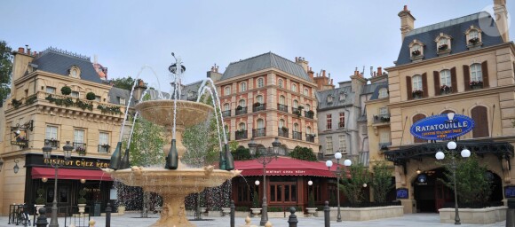 Le parc Walt Disney Studios a ouvert les portes de Ratatouille : L'Aventure Totalement Toquée de Rémy, une nouvelle attraction basée sur le film du même nom ainsi qu'un restaurant, le Bistrot Chez Rémy et une boutique, Chez Marianne (Souvenirs de Paris), le 10 juillet 2014.