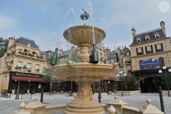 Le parc Walt Disney Studios a ouvert les portes de Ratatouille : L'Aventure Totalement Toquée de Rémy, une nouvelle attraction basée sur le film du même nom ainsi qu'un restaurant, le Bistrot Chez Rémy et une boutique, Chez Marianne (Souvenirs de Paris), le 10 juillet 2014.