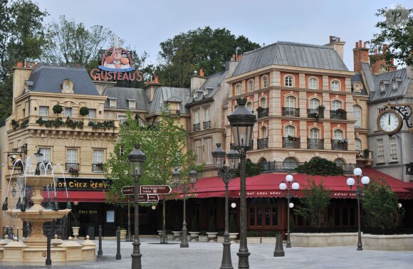 Le parc Walt Disney Studios a ouvert les portes de Ratatouille : L'Aventure Totalement Toquée de Rémy, une nouvelle attraction basée sur le film du même nom ainsi qu'un restaurant, le Bistrot Chez Rémy et une boutique, Chez Marianne (Souvenirs de Paris), le 10 juillet 2014.