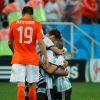 Klaas Jan Huntelaar et les Les joueurs Argentins - L'Argentine bat les Pays-Bas lors de la séance de tirs au but sur le score de 4-2 et se qualifie pour la finale du mondial de football à Sao Paulo au Brésil le 9 juillet 2014.09/07/2014 - Sao Paulo
