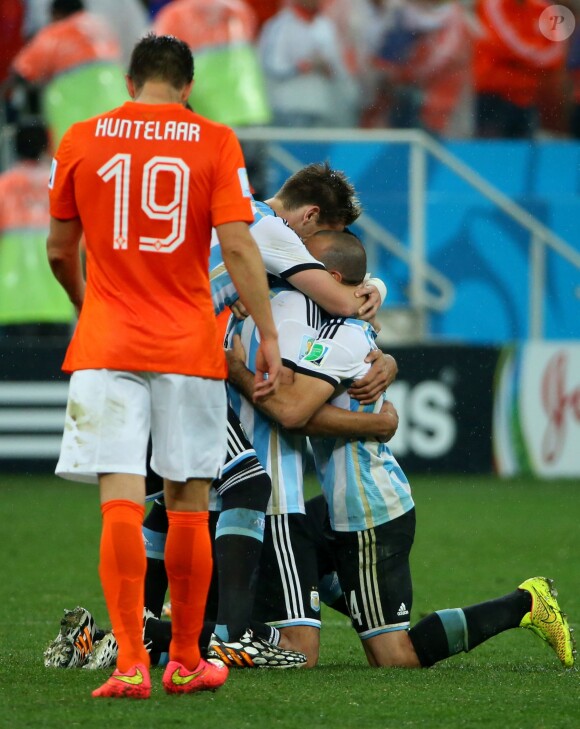 Klaas Jan Huntelaar et les Les joueurs Argentins - L'Argentine bat les Pays-Bas lors de la séance de tirs au but sur le score de 4-2 et se qualifie pour la finale du mondial de football à Sao Paulo au Brésil le 9 juillet 2014.09/07/2014 - Sao Paulo