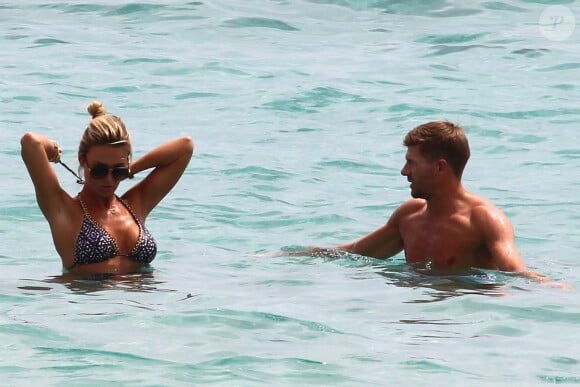 Steven Gerrard avec son épouse Alex Curran en vacances à Ibiza le 5 juillet 2014.
