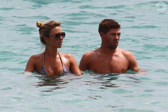 Le footballeur Steven Gerrard avec son épouse Alex Curran à Ibiza le 5 juillet 2014.