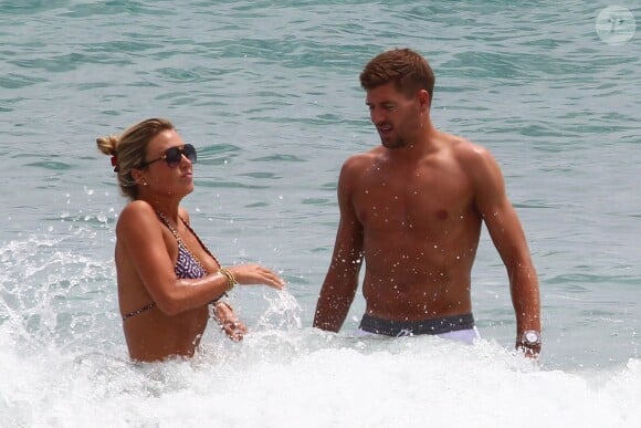 Steven Gerrard avec son épouse Alex Curran à Ibiza (Espagne) le 5 juillet 2014.