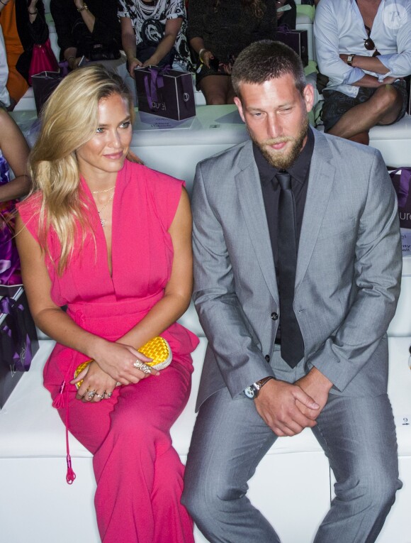 Bar Refaeli et son frère Dor assistent au défilé Laurel. Berlin, le 10 juillet 2014.