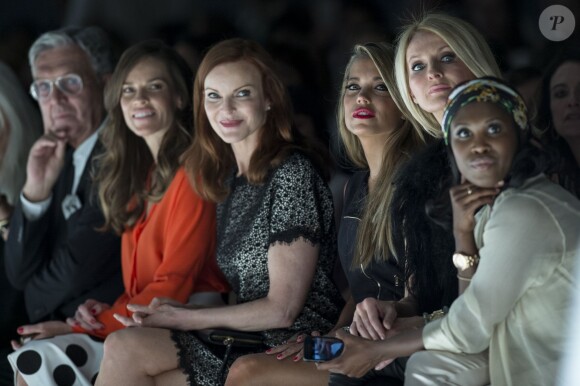 Hilary Swank, Marcia Cross et Sylvie Meis et Motsi Mabuse assistent au défilé Marc Cain lors de la Fashion Week de Berlin. Le 10 juillet 2014.