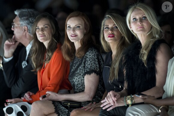 Hilary Swank, Marcia Cross et Sylvie Meis et Motsi Mabuse assistent au défilé Marc Cain lors de la Fashion Week de Berlin. Le 10 juillet 2014.