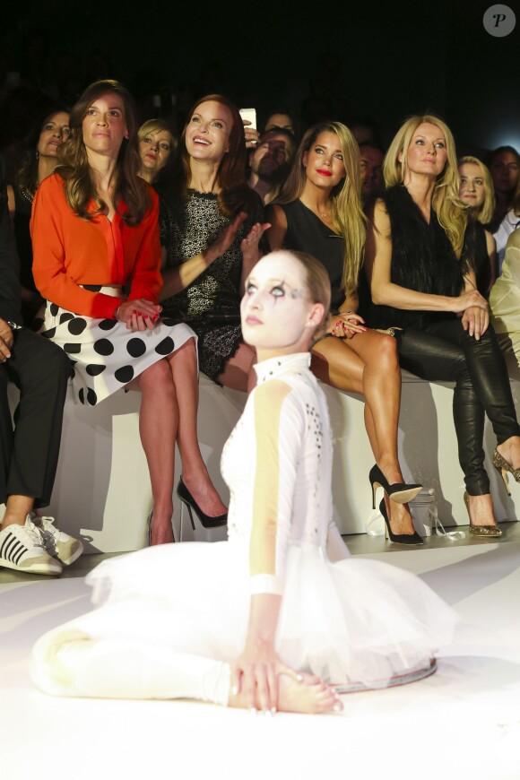 Hilary Swank, Marcia Cross et Sylvie Meis assistent au défilé Marc Cain lors de la Fashion Week de Berlin. Le 10 juillet 2014.