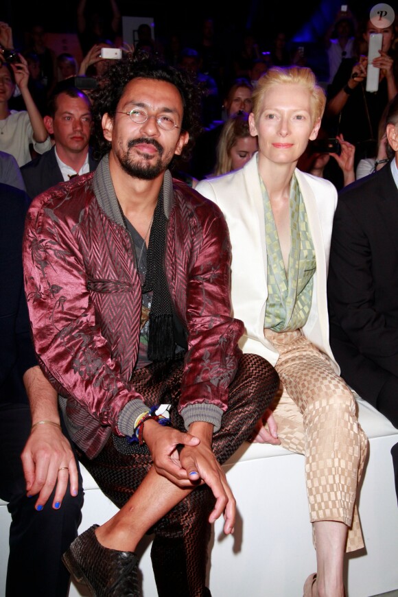 Haider Hackermann et Tilda Swinton assistent au défilé Roshi Porkar lors de la Fashion Show de Berlin. Le 10 juillet 2014.