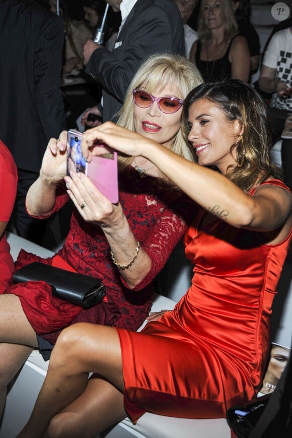 Amanda Lear et Elisabetta Canalis assistent au défilé Minx by Eva Lutz lors de la Fashion Week de Berlin. Le 9 juillet 2014.