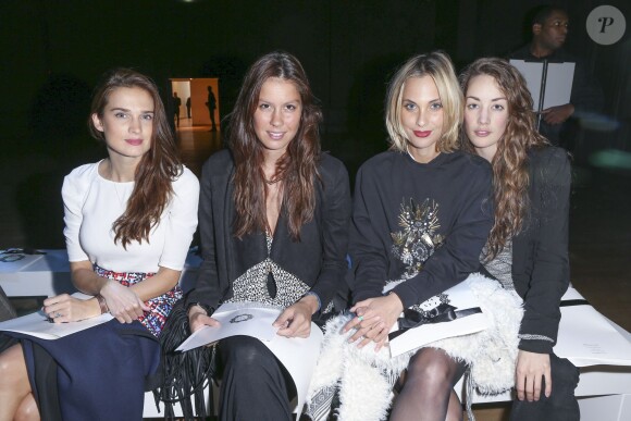 Fanny Leeb (2e à gauche) et Juliette Besson (4e à droite) lors du défilé de mode, collection Haute Couture automne-hiver 2014/2015 "Lan Yu" au Grand Palais à Paris. Le 9 juillet 2014.