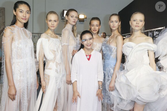 Lan Yu (avec ses lunettes Google Glass) et ses mannequins lors du défilé de mode, collection Haute Couture automne-hiver 2014/2015 "Lan Yu" au Grand Palais à Paris. Le 9 juillet 2014.