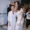 Lan Yu (lunettes Google Glass) et Zhang Zilin (Miss Chine) lors du défilé de mode, collection Haute Couture automne-hiver 2014/2015 "Lan Yu" au Grand Palais à Paris. Le 9 juillet 2014.