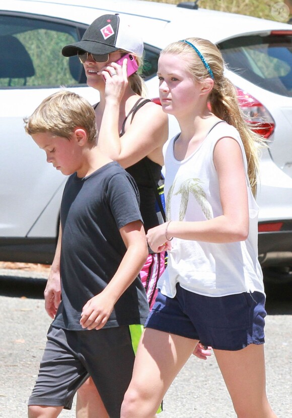 Reese Witherspoon en randonnée avec ses enfants Ava et Deacon à Pacific Palisades, le 12 juillet 2014.