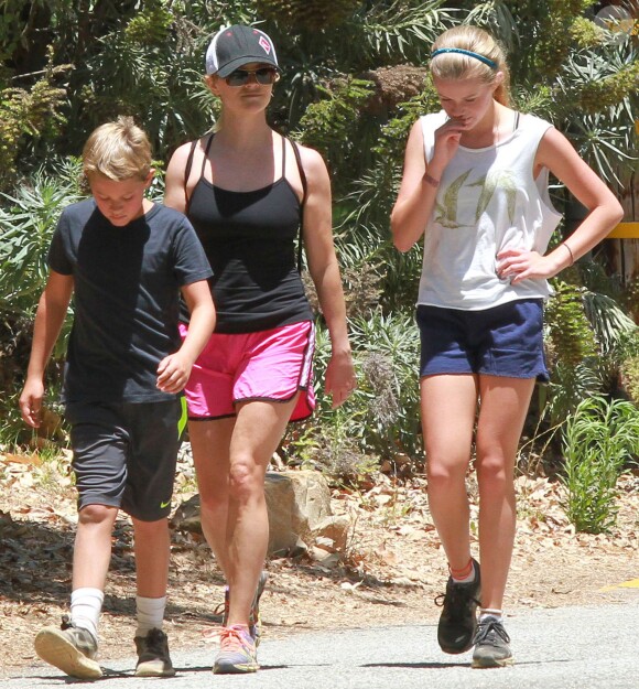 Reese Witherspoon avec ses enfants Ava et Deacon à Pacific Palisades, le 12 juillet 2014.