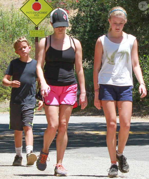 Reese Witherspoon avec Ava et Deacon à Pacific Palisades, le 12 juillet 2014.