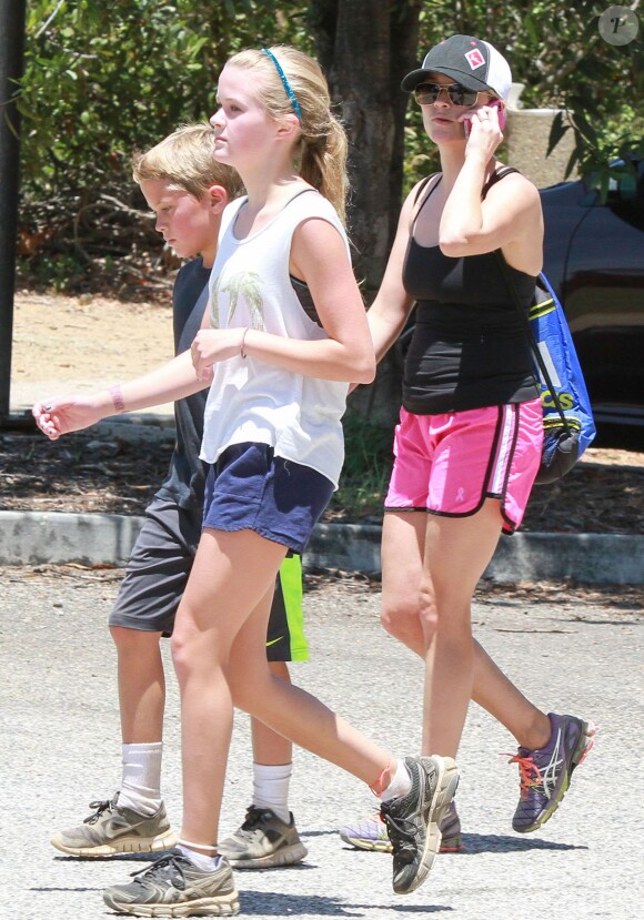 Reese Witherspoon aux côtés de ses enfants Ava et Deacon à Pacific Palisades, le 12 juillet 2014.