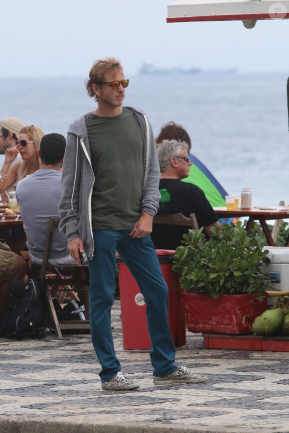 Exclusif - Andrea Casiraghi se désaltère avec de l'eau de coco aux abords de la plage d'Ipanema, à Rio de Janeiro le 11 juillet 2014, à quelques heures du dénouement de la Coupe du monde.