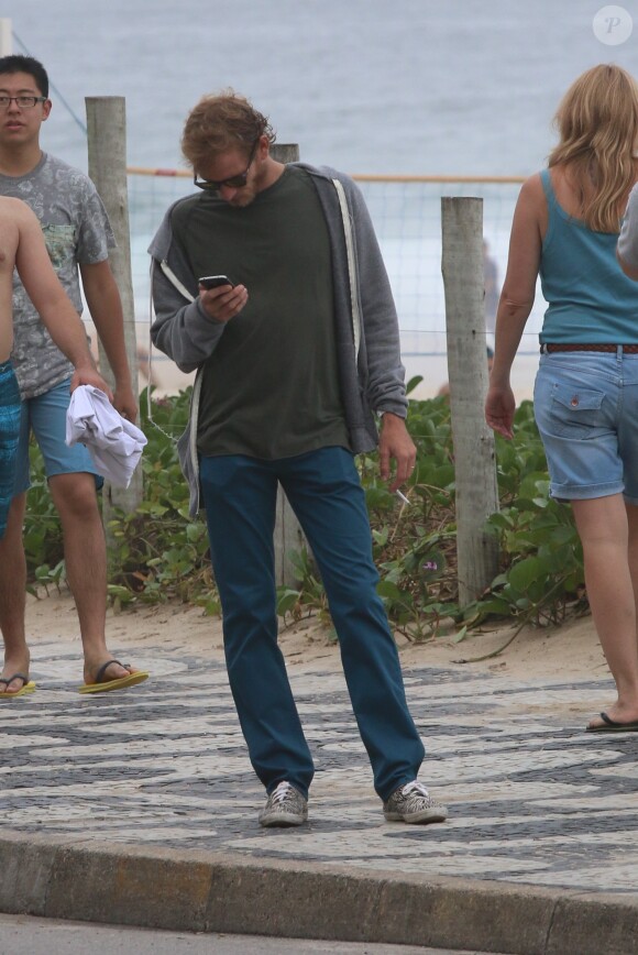 Exclusif - Andrea Casiraghi se désaltère avec de l'eau de coco aux abords de la plage d'Ipanema, à Rio de Janeiro le 11 juillet 2014, à quelques heures du dénouement de la Coupe du monde.