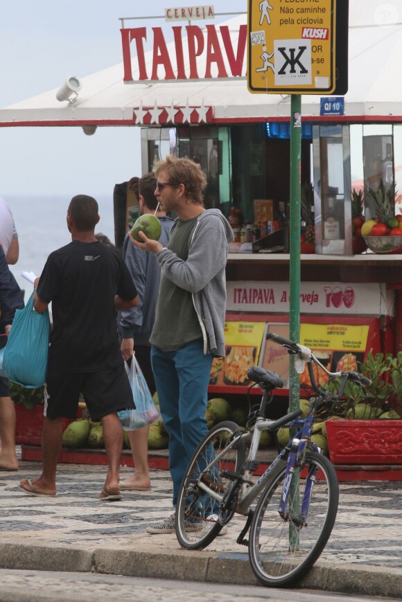 Exclusif - Andrea Casiraghi se désaltère avec de l'eau de coco aux abords de la plage d'Ipanema, à Rio de Janeiro le 11 juillet 2014, à quelques heures du dénouement de la Coupe du monde.