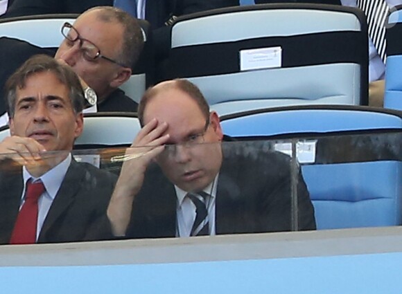 Le prince Albert de Monaco dépité dans les tribunes du Maracana à Rio de Janeiro le 4 juillet 2014 lors du match France-Allemagne en quart de finale de la Coupe du monde de football.