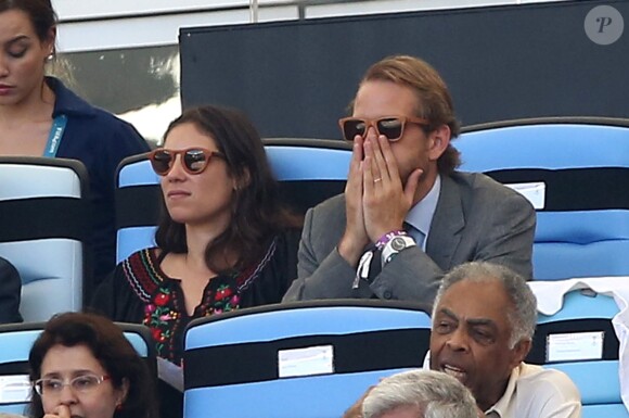 Andrea Casiraghi, très enflammé, et Tatiana Santo Domingo dans les tribunes du Maracana à Rio de Janeiro le 4 juillet 2014 lors du match France-Allemagne en quart de finale de la Coupe du monde de football.