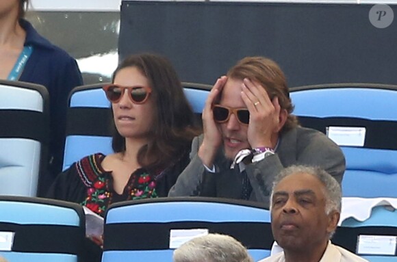 Andrea Casiraghi, très enflammé, et Tatiana Santo Domingo dans les tribunes du Maracana à Rio de Janeiro le 4 juillet 2014 lors du match France-Allemagne en quart de finale de la Coupe du monde de football.