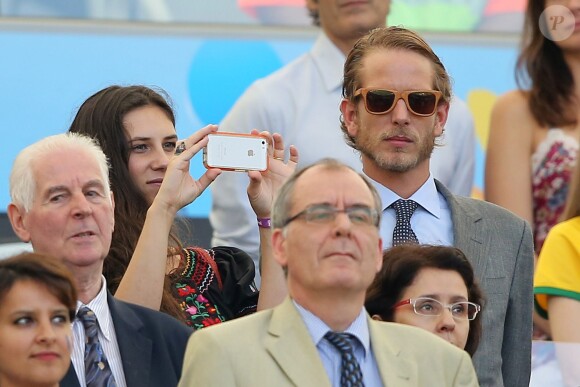 Tatiana Santo Domingo, qui immortalise ces instants, et Andrea Casiraghi dans les tribunes du Maracana à Rio de Janeiro le 4 juillet 2014 lors du match France-Allemagne en quart de finale de la Coupe du monde de football.