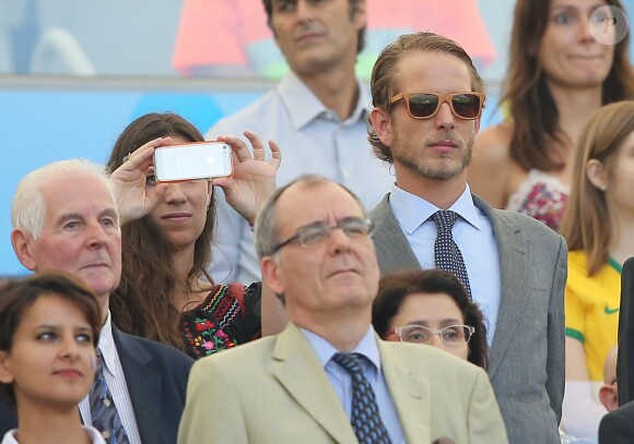 Tatiana Santo Domingo, qui immortalise ces instants, et Andrea Casiraghi dans les tribunes du Maracana à Rio de Janeiro le 4 juillet 2014 lors du match France-Allemagne en quart de finale de la Coupe du monde de football.