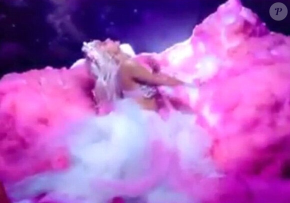 Paris Hilton dans le clip Come Alive.