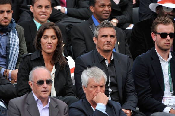 Richard Virenque, avec à sa droite Laurie Cholewa, à Roland-Garros le 4 juin 2014. Sa compagne Marie-Laure, enceinte de leur premier enfant, avait préféré rester au chaud et ne pas braver la pluie.