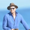 L'acteur australien Simon Baker profite de ses vacances sur un yacht à Saint-Tropez, le 11 juillet 2014.
