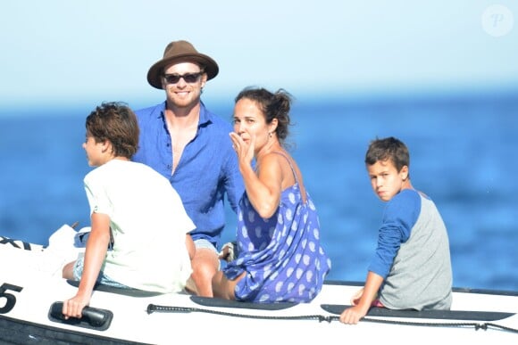 Simon Baker avec sa femme Rebecca Rigg et leurs fils Claude Blue et Harry Friday profitent de leurs vacances sur un yacht à Saint-Tropez, le 11 juillet 2014.
