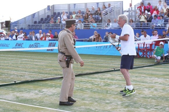 Björn Borg et le gendarme de Saint-Tropez -lors de la 4ème édition du Classic Tennis Tour à Saint-Tropez, le 12 juillet 2014.