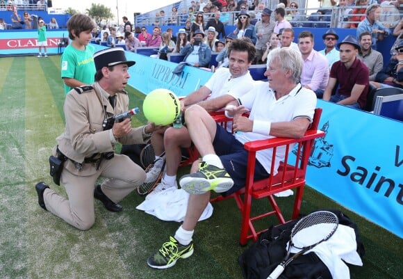 Björn Borg, Fabrice Santoro et le gendarme de Saint-Tropez lors de la 4ème édition du Classic Tennis Tour à Saint-Tropez, le 12 juillet 2014.