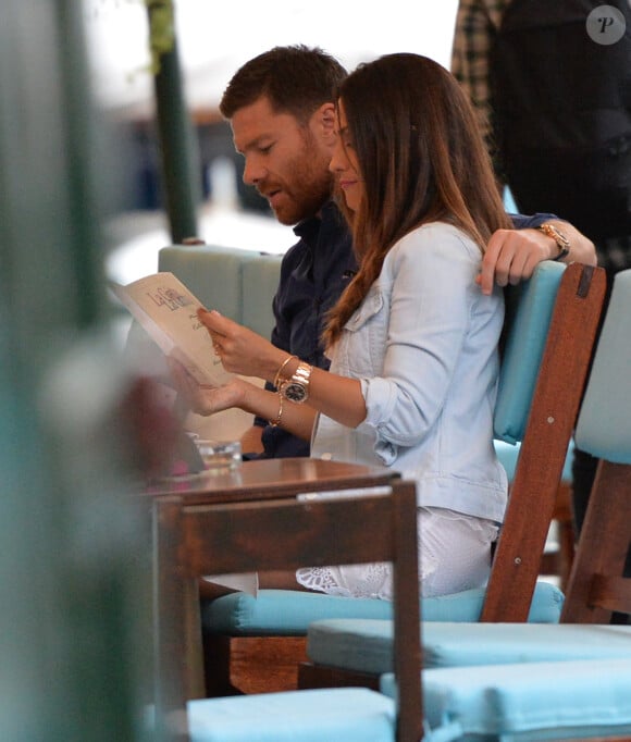 Le footballeur du Real Madrid Xabi Alonso et sa femme Nagore Aramburu en vacances à Portofino (Italie) le 14 juillet 2014.